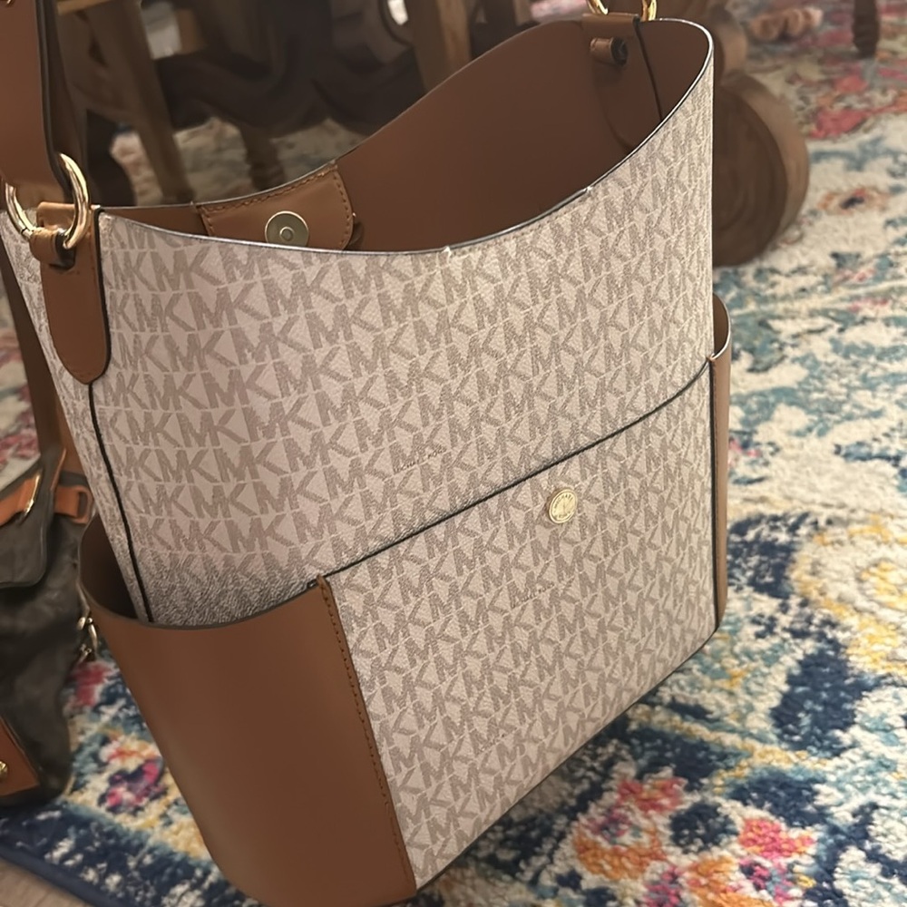 Like New Purse - Picture 4 of 4